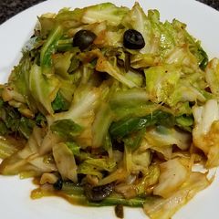 A picture of Sauted cabbage in garlic and olive sauce #mommasrecipes.