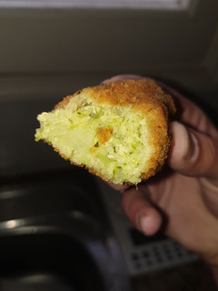 Una foto de Croquetas de pollo y brócoli