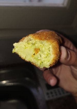 Una foto de Croquetas de pollo y brócoli