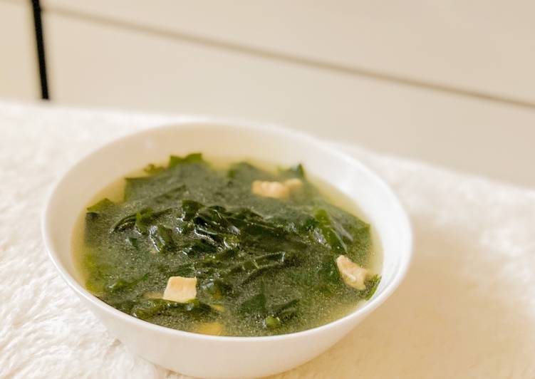 Korean seaweed soup / miyeokguk (with chicken)