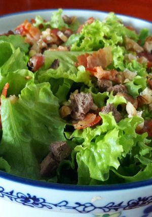 Una foto de Ensalada de higaditos y tocino