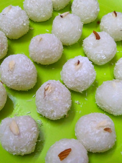 पेठा नारियल लड्डू (Petha nariyal ladoo recipe in hindi) रेसिपी मुख्य फोटो