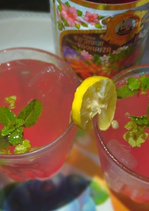 रूह अफ़ज़ा शरबत (Rooh Afza sharbat recipe in Hindi) रेसिपी मुख्य फोटो