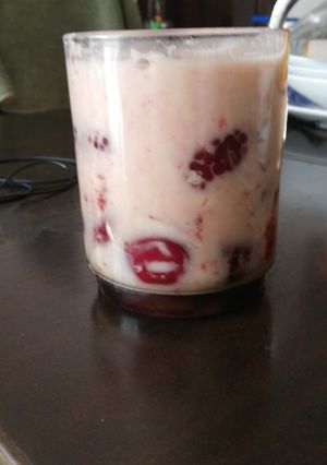 Una foto de Yogurt de ciruela, fresa y mora