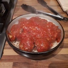 A picture of Meatballs and tom sauce.