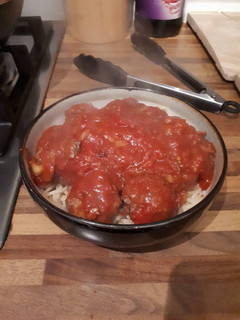 A picture of Meatballs and tom sauce.