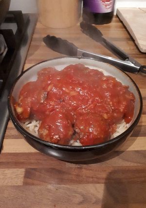 A picture of Meatballs and tom sauce.