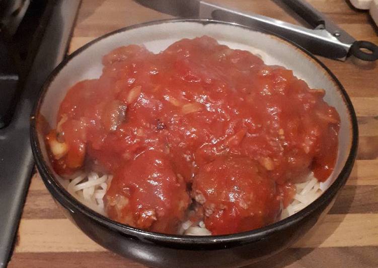 Simple Way to Cook Yummy Meatballs and tom sauce