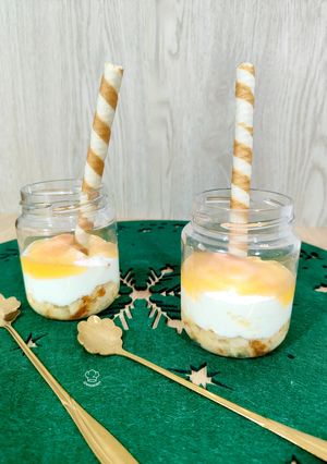 Una foto de Vasitos de yogur y pastelitos de naranja con orange curd