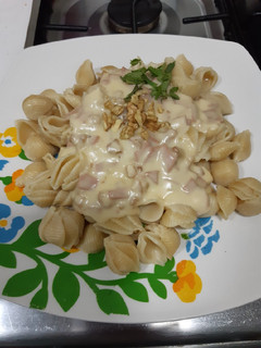 Una foto de Caracoles con salsa Alfredo y nueces