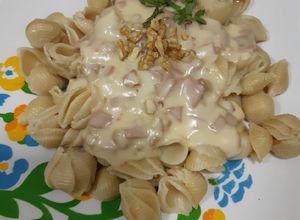 Una foto de Caracoles con salsa Alfredo y nueces