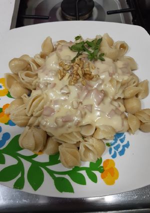 Una foto de Caracoles con salsa Alfredo y nueces