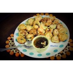 A picture of Bánh Khôt Tom: Traditional Vietnamese Mini Savoury Shrimps 🍤.