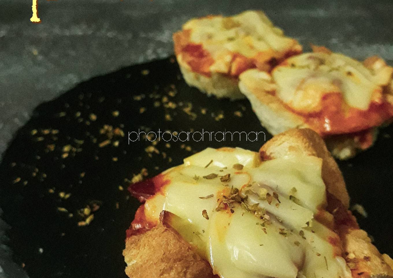 Mini pizza with bread