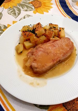Una foto de Medallones de cerdo con salsa de naranja y papas