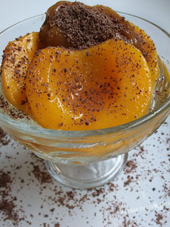 Una foto de Melocotones en almíbar con dulce de leche y chocolate