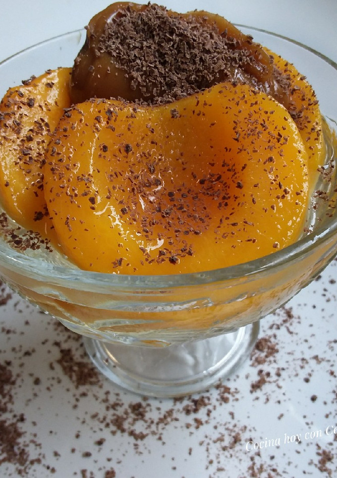 Una foto de Melocotones en almíbar con dulce de leche y chocolate