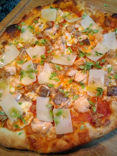 Una foto de Pizza de Salmón con Albahaca fresca
