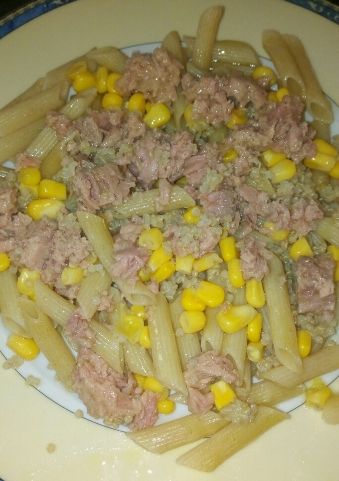 Una foto de Ensalada de pasta integral y quinoa