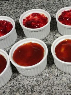 Una foto de Pastel de queso con mermelada de frambuesas, i-companion