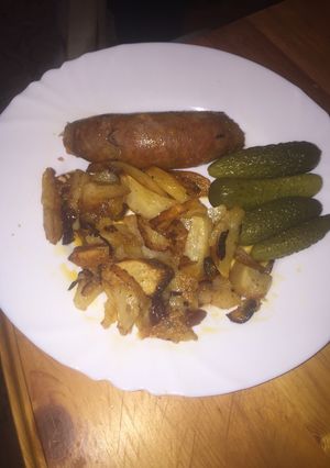 Sült kolbász, hagymás krumplival recept fotója