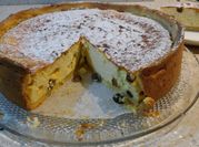 Una foto de tarta requesón con pasas