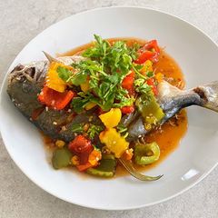 A picture of Golden Pomfret with Sweet Chilies 🌶 Sauce.