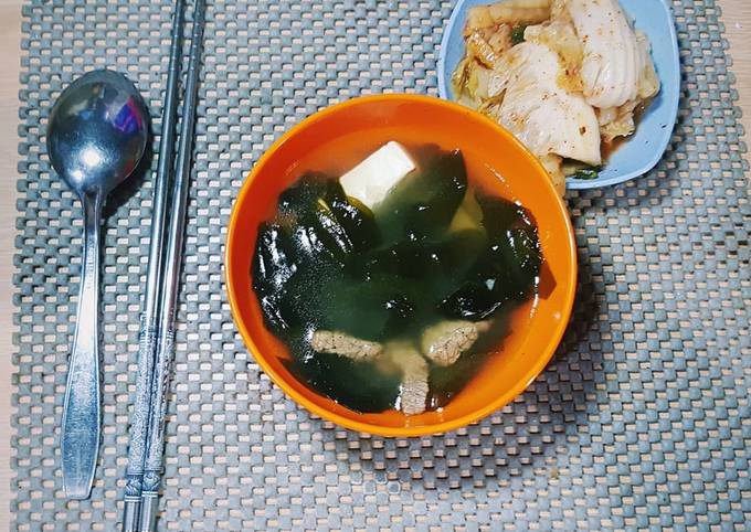 Miyeok-guk (sup rumput laut aka korean birthday soup)