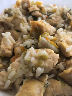 Una foto de Pollo con arroz al estilo de Perú