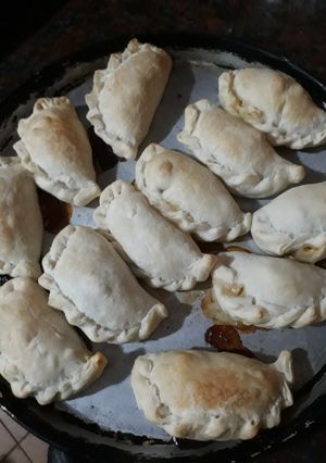 Una foto de Empanadas de pechuga de pollo cortada con cuchillo