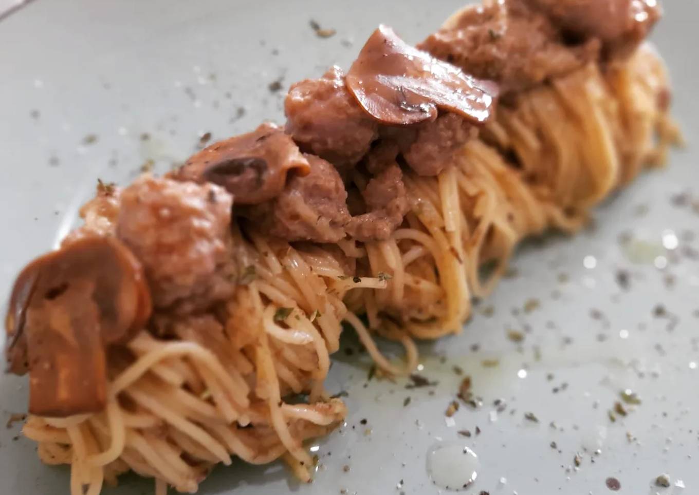 Espaguetis con salchichas y salsa de champiñones