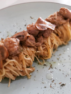 Una foto de Espaguetis con salchichas y salsa de champiñones