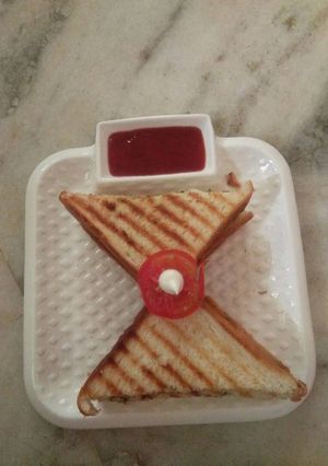 वेज मेयो चीज़ सैंडविच (Veg mayo cheese sandwich recipe in hindi) रेसिपी मुख्य फोटो
