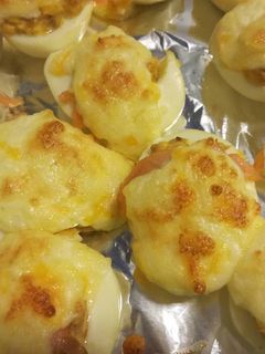 Una foto de Huevos rellenos con salmón gratinados