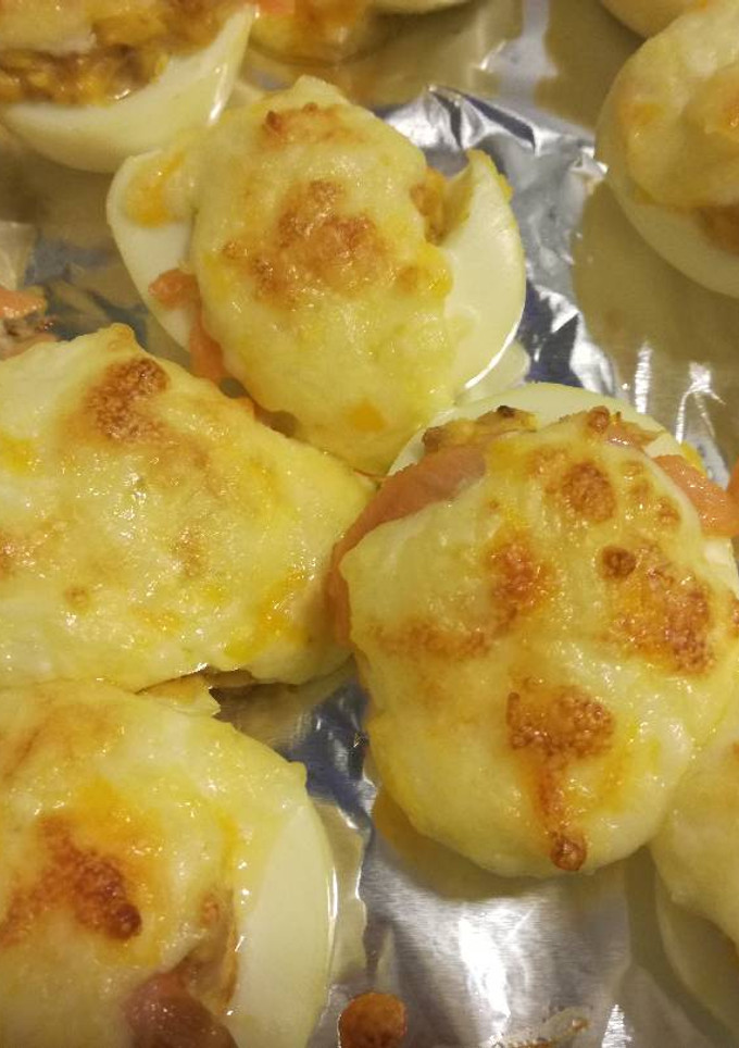 Una foto de Huevos rellenos con salmón gratinados