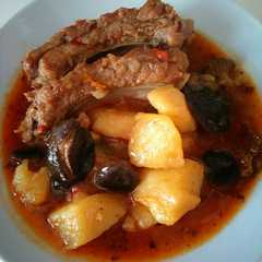 Una foto de Patatas con costillas adobadas y setas de cardo
