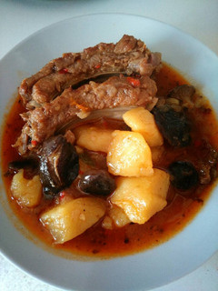 Una foto de Patatas con costillas adobadas y setas de cardo