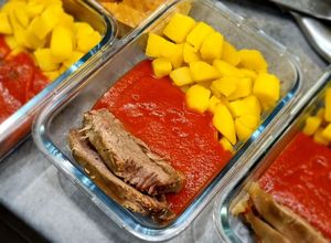 Főtt marhahús főtt krumplival paradicsommártásban recept fotója