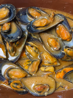 Una foto de Mejillones con salsa de tomate. Olla GM
