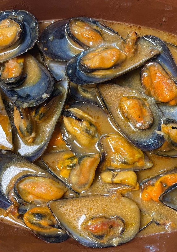 Una foto de Mejillones con salsa de tomate. Olla GM