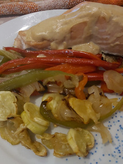 Una foto de Salmón con verduras y salsa de yogur y mostaza