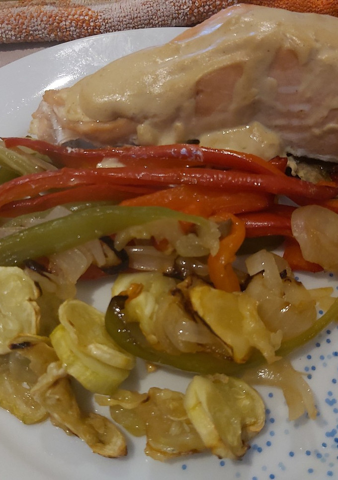 Una foto de Salmón con verduras y salsa de yogur y mostaza