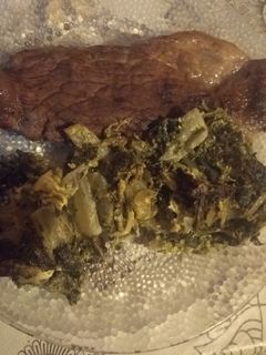 Una foto de Bifes a la plancha con tarta de espinaca y acelga
