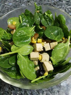Una foto de Ensalada de espinacas y tofu