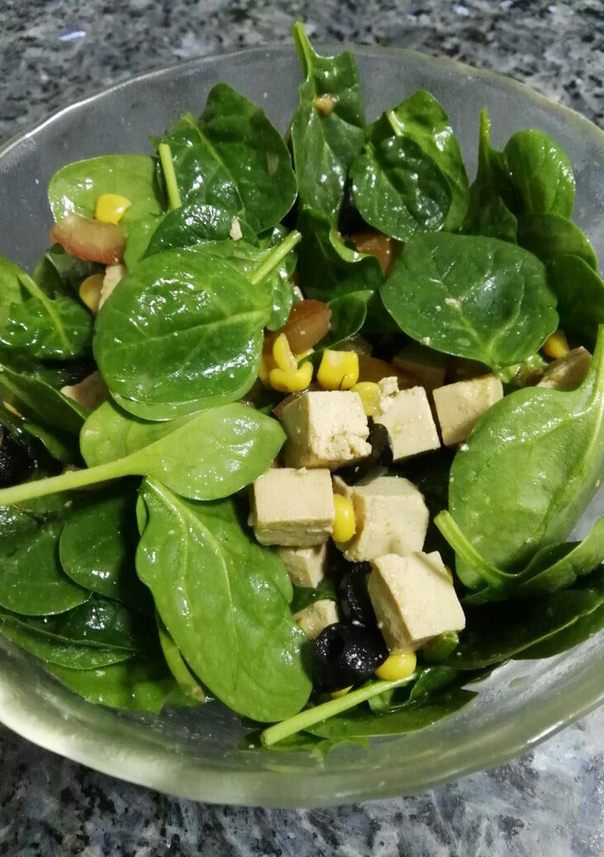 Una foto de Ensalada de espinacas y tofu