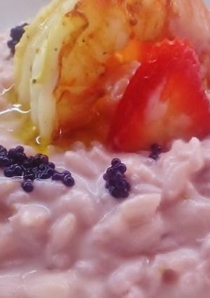 Foto di Risotto fragole, mazzancolle e uova di lompo