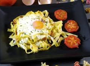 Una foto de Fideos con queso cremoso y huevo frito