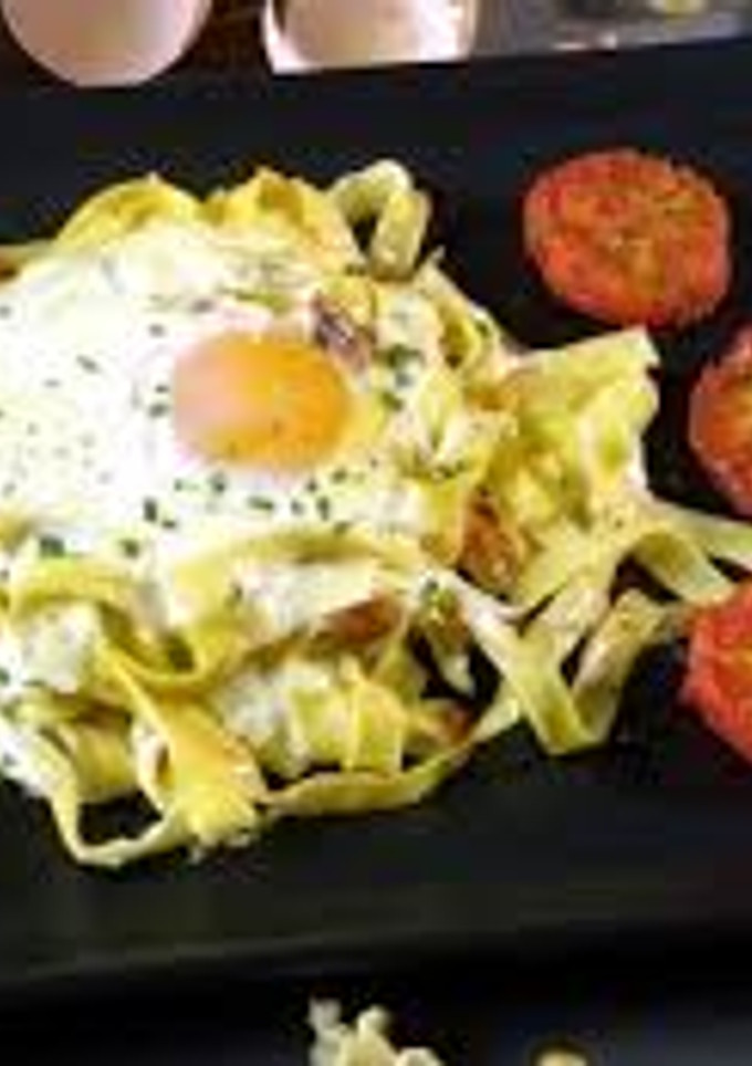 Una foto de Fideos con queso cremoso y huevo frito