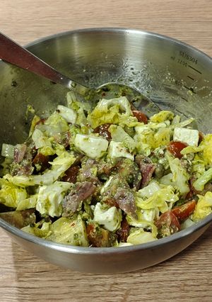 Una foto de Ensalada del día: cogollos de lechuga con tomates, anchoas y queso feta