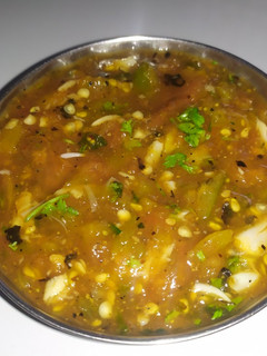 சுட்ட தக்காளி பூண்டு சட்னி(Burnt& roasted tomato garlic chilli chutney recipe in tamil) செய்முறை முக்கிய புகைப்படம்